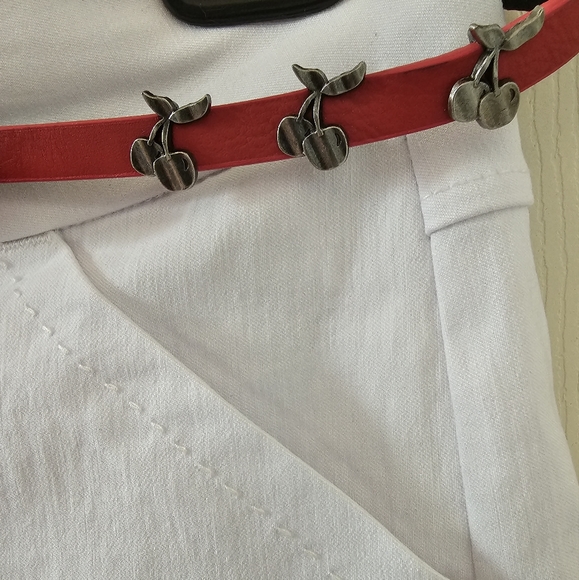 NWT BeBop white shorts with belt, size 11 - Picture 3 of 5